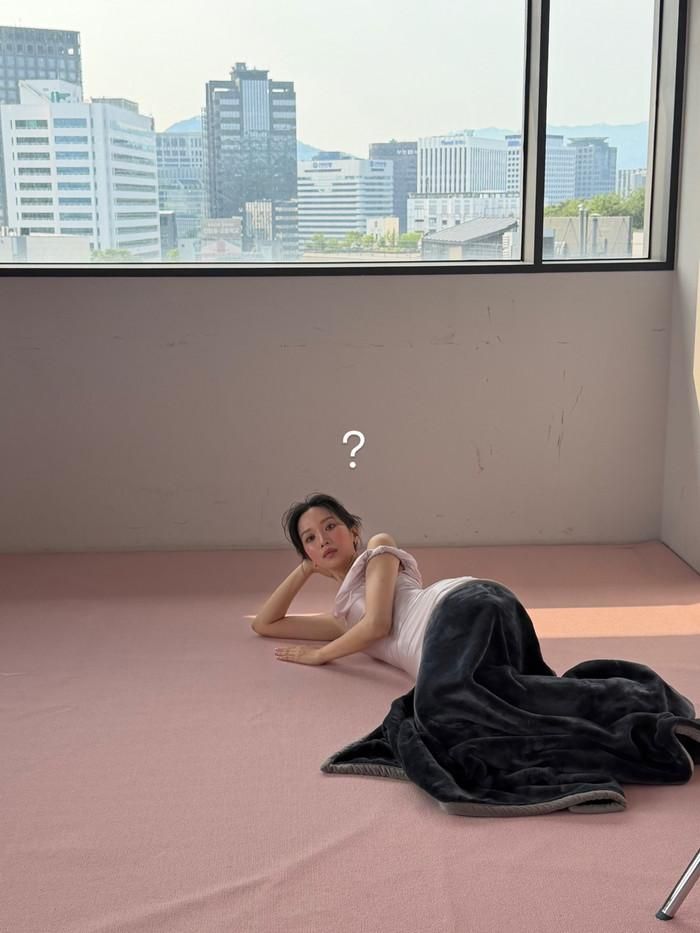 Nữ diễn viên khoe trọn vóc dáng cân đối trong khoảnh khắc ngả lưng nghỉ ngơi. (Nguồn: Instagram nhân vật)