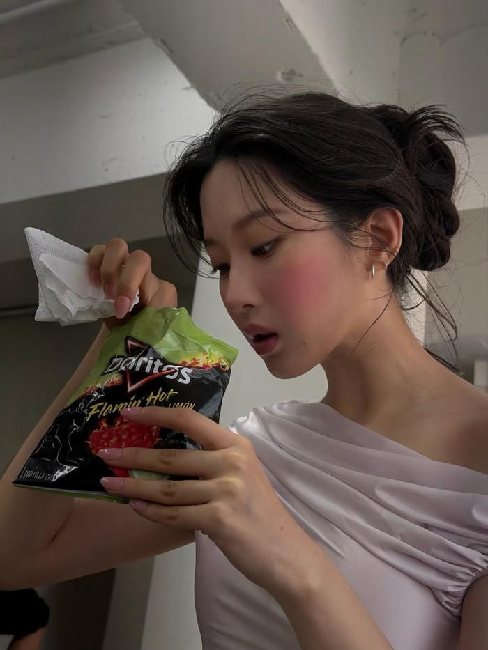 Moon Ga Young với hình ảnh giản dị khi tranh thủ ăn nhẹ giữa giờ làm việc. (Nguồn: Instagram nhân vật)