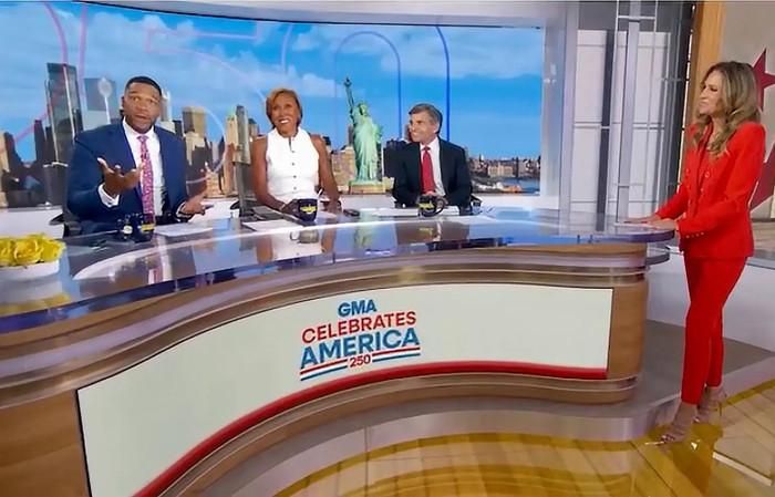 Trong chương trình phát sóng sáng thứ Bảy, Robin Roberts, George Stephanopoulos và Michael Strahan đã điểm lại chi tiết đám cưới của Taylor Swift và Travis Kelce (Ảnh: GMA) 