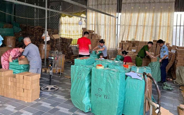 Lực lượng chức năng tỉnh Cao Bằng kiểm đếm, thu giữ số hàng vi phạm pháp luật ở cơ sở sản xuất của Nguyễn Quang Lợi. Ảnh: Công an Cao Bằng