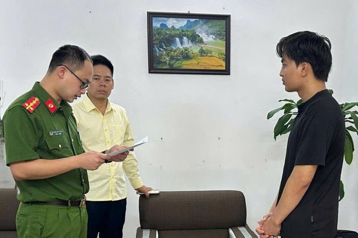 Bị can Nguyễn Quang Lợi (áo đen) bị khởi tố để điều tra về hành vi sản xuất, buôn bán hàng giả. Ảnh: Công an Cao Bằng