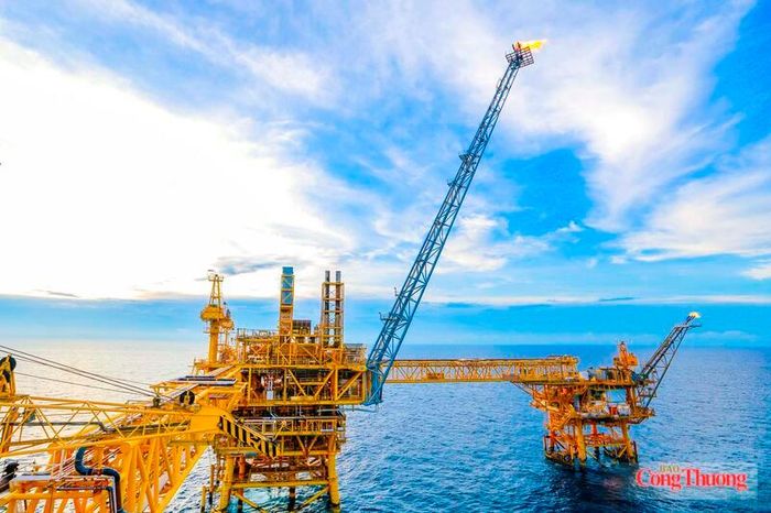 Ở lĩnh vực thăm dò khai thác, Petrovietnam đặt mục tiêu mở rộng hoạt động E&amp;P quốc tế, thúc đẩy M&amp;A, bảo đảm gia tăng trữ lượng và sản lượng trong dài hạn (Ảnh: Giàn khai thác mỏ Sư Tử Trắng)
