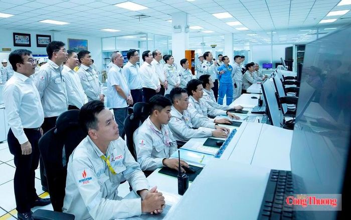 Chuyển đổi số được xác định tiếp tục là một trụ cột quan trọng trong nâng cao hiệu quả hoạt động của Petrovietnam (Ảnh: Các đại biểu tham quan Nhà máy thông minh Đạm Cà Mau)