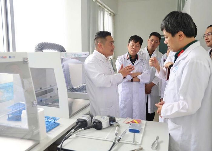 Các nhà khoa học thảo luận, trao đổi trong quá trình phân tích giám định mẫu tại Trung tâm Giám định ADN. Ảnh: VAST