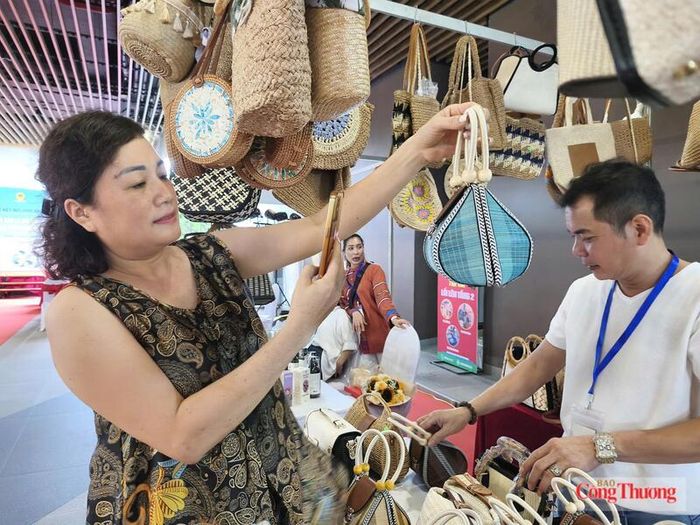 Chị Nguyễn Thị Lan, phường Thanh Xuân, TP. Hà Nội thích thú khi mua được sản phẩm thân thiện với môi trường. Ảnh: Nguyễn Hòa