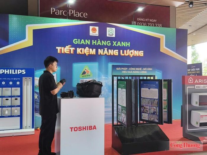 Gian hàng Xanh tiết kiệm năng lượng trong khuôn khổ sự kiện. Ảnh: Nguyễn Hòa