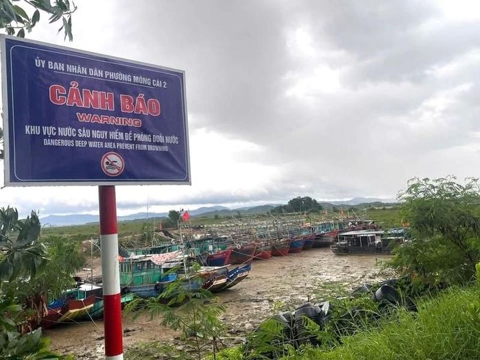 Các phương tiện tàu bè được đưa về nơi tránh trú an toàn. Ảnh: MC2
