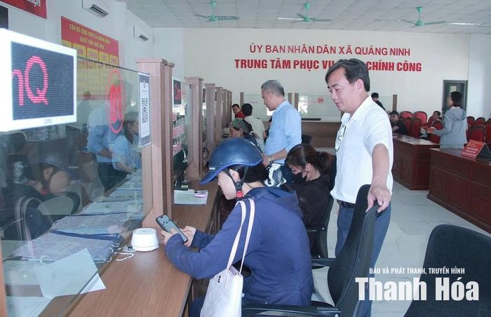 Người dân xã Quảng Ninh đến giải quyết thủ tục hành chính tại Trung tâm Phục vụ hành chính công xã.