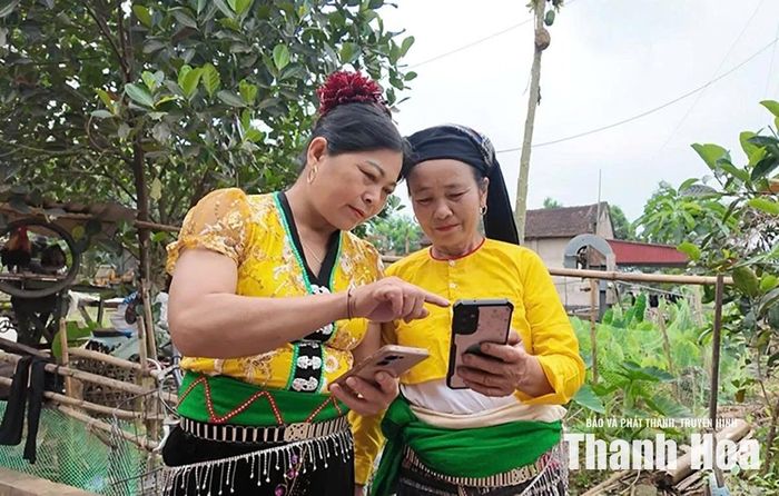 Người dân tộc Thái, Mường tại xã Lương Sơn đã cài đặt và sử dụng thành thạo nền tảng, tiện ích số.