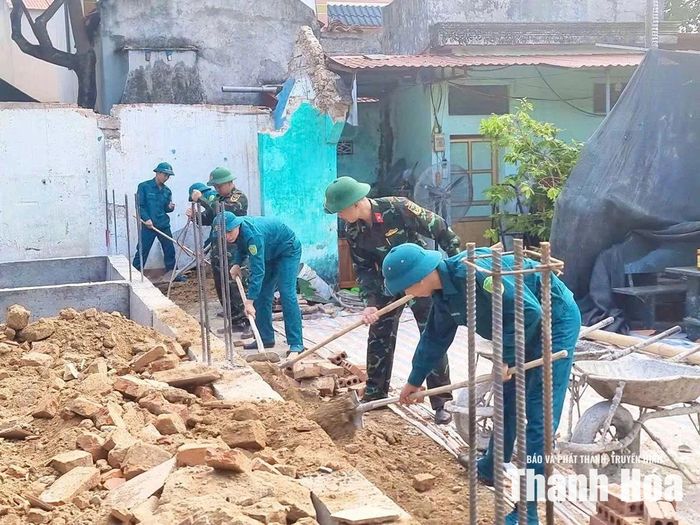 Lực lượng vũ trang tỉnh phối hợp với chính quyền địa phương hỗ trợ ngày công xây dựng nhà ở cho con đẻ của người hoạt động kháng chiến bị nhiễm chất độc hóa học.