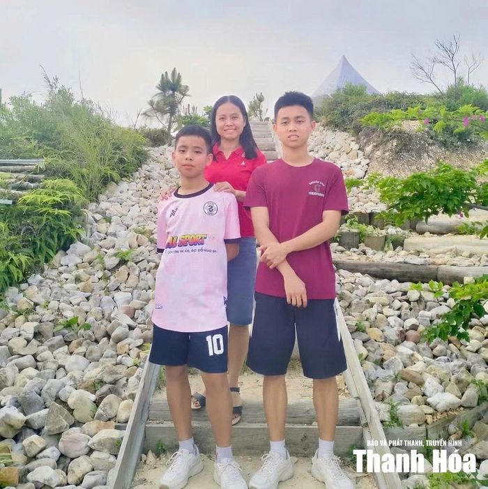 Nụ cười của chị Nguyễn Thị Định và hai con sau những năm tháng cùng nhau vượt qua mất mát.