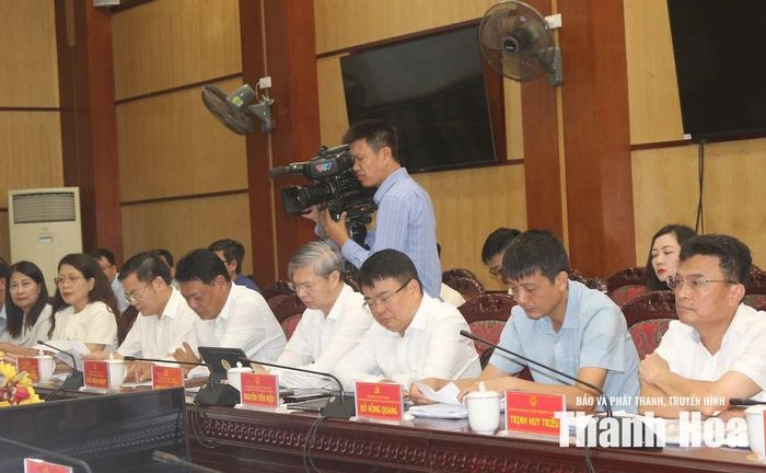 Các đại biểu dự phiên họp.