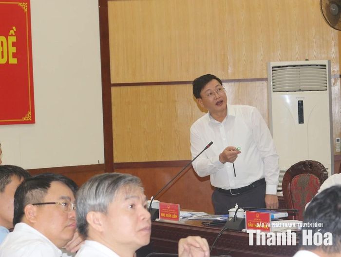 Phó Chủ tịch Thường trực UBND tỉnh Mai Xuân Liêm báo cáo Dự án Đường từ nút giao Hà Lĩnh, cao tốc Bắc - Nam, đến đường Hồ Chí Minh (giai đoạn 1).
