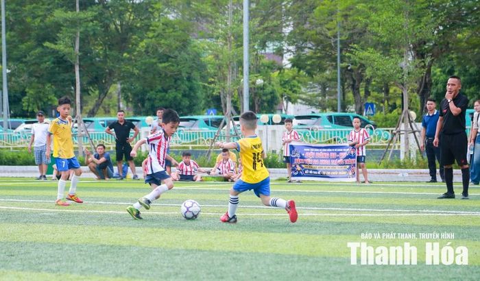 U8 Bệnh viện Đa khoa Trí Đức Thành (áo sọc đỏ trắng) có chiến thắng đậm đầu tiên.