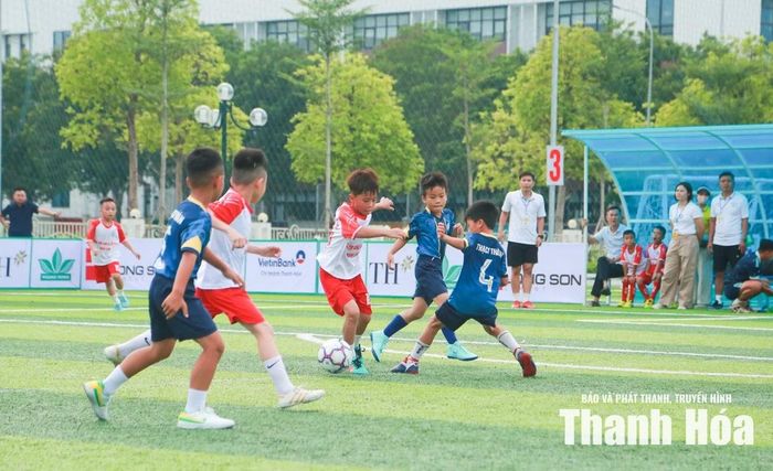 U8 Nghi Sơn (áo đỏ trắng) thể hiện lối chơi kỹ thuật.