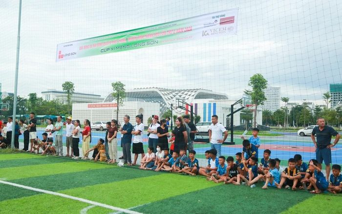 Đông đảo khán giả cổ vũ cho cầu thủ U8 Thiệu Hóa và U8 Hà Trung.