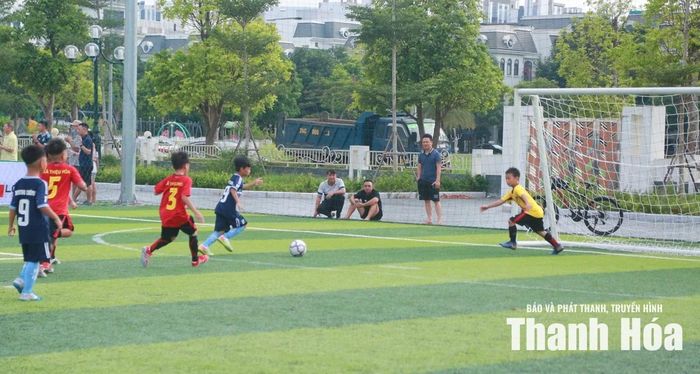Bùi Ngọc Nam Hưng thoát xuống nhanh, ghi bàn cho U8 Hà Trung.