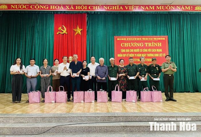 Đại diện lãnh đạo xã Xuân Bình và các đơn vị tặng quà cho gia đình chính sách xã Xuân Bình.