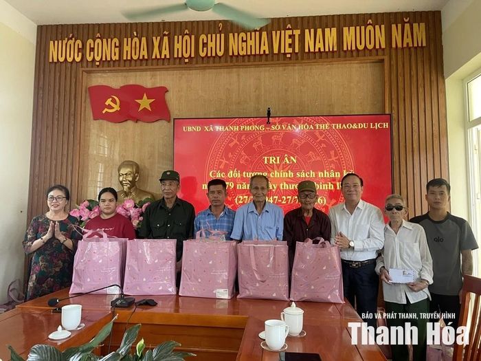 Đại diện Hiệp hội Du lịch tỉnh trao quà cho các gia đình chính sách xã Thanh Phong.