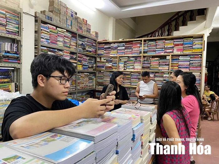Phụ huynh vẫn tìm mua SGK cũ cho con.