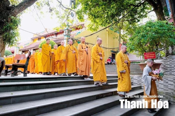 Chư tăng học giới, tụng kinh tại trường hạ.