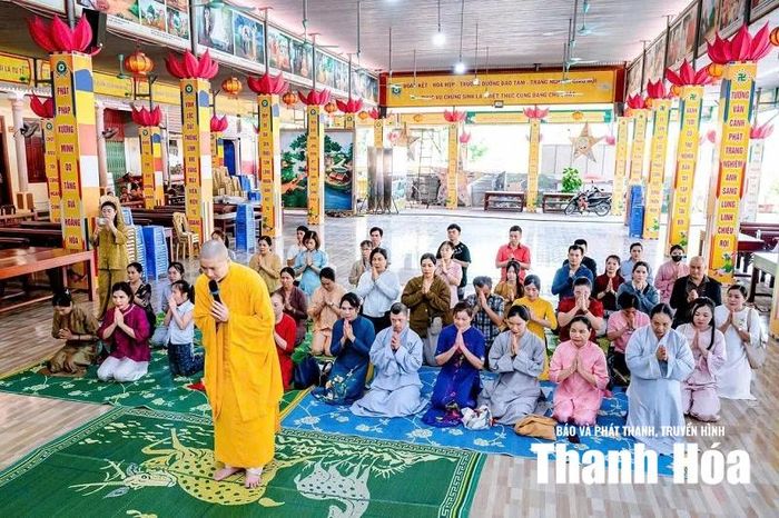 Phật tử cúng dường và hộ trì trường hạ.