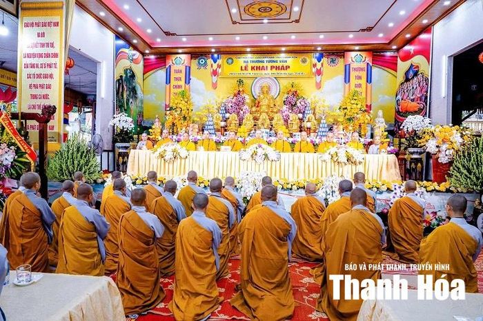 Chư tăng, ni tham dự lễ khai hạ tại chùa Khánh Quang.