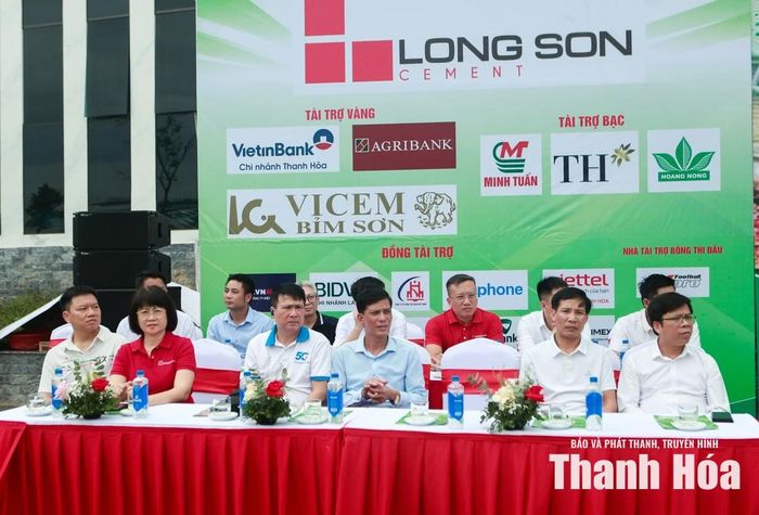 Đại diện lãnh đạo phường Hạc Thành cùng các nhà tài trợ giải tại buổi lễ.