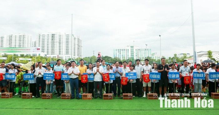 Phó Chủ tịch UBND tỉnh Đầu Thanh Tùng cùng Ban Tổ chức tặng cờ lưu niệm cho các đội bóng tham dự giải.