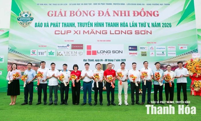 Ban Tổ chức tặng hoa và cúp lưu niệm ghi nhận sự đồng hành quý báu của các đơn vị tài trợ.