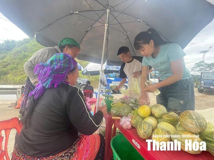 Người dân, du khách dừng chân nơi Cổng trời Trung Lý mua các sản vật do đồng bào Mông nơi đây làm ra.