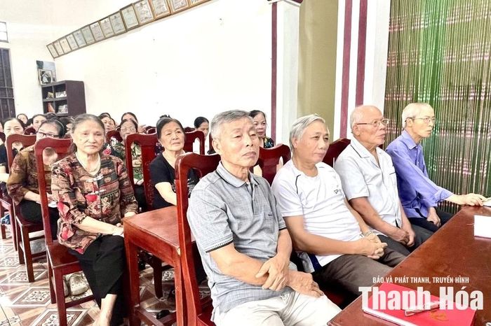 Đảng viên dự sinh hoạt chi bộ.