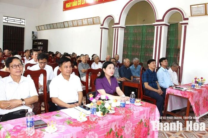 Chủ nhiệm Ủy ban Kiểm tra Tỉnh ủy Phạm Thị Thanh Thủy và các đại biểu dự sinh hoạt chi bộ thường kỳ tháng 7/2026 tại Chi bộ thôn Hưng Long.
