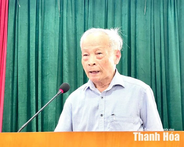 Đảng viên phát biểu ý kiến tại buổi sinh hoạt.