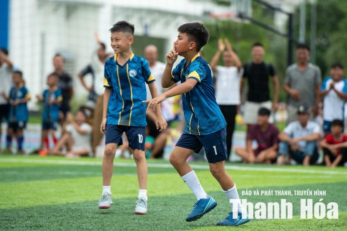U10 Thạch Thành thể hiện được lối chơi rõ nét trước đối thủ mạnh U10 Hà Trung.