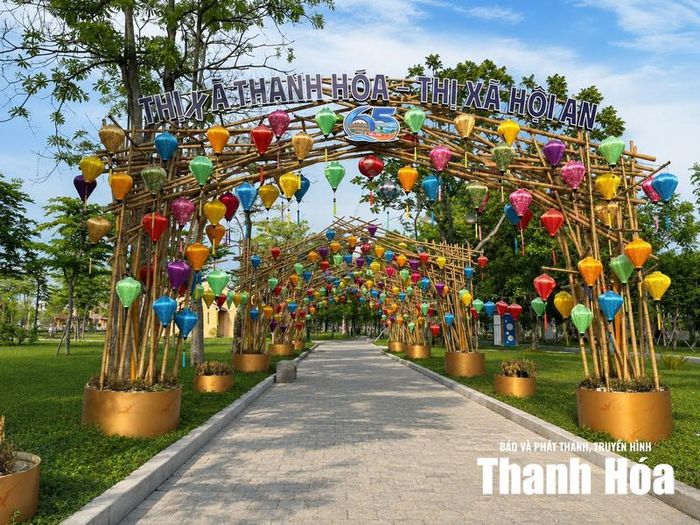 Những chiếc ghế đá được bố trí dọc lối đi, tạo điểm nghỉ chân cho người dân khi đến Công viên Hội An.