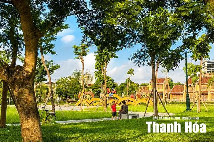 Ghế đá dưới tán cây góp phần tạo nên những khoảng lặng bình yên trong không gian Công viên Hội An.