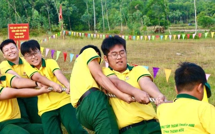 Em Hoàng Bùi Phúc Lộc (thứ 2 từ trái) kéo co cùng các bạn.