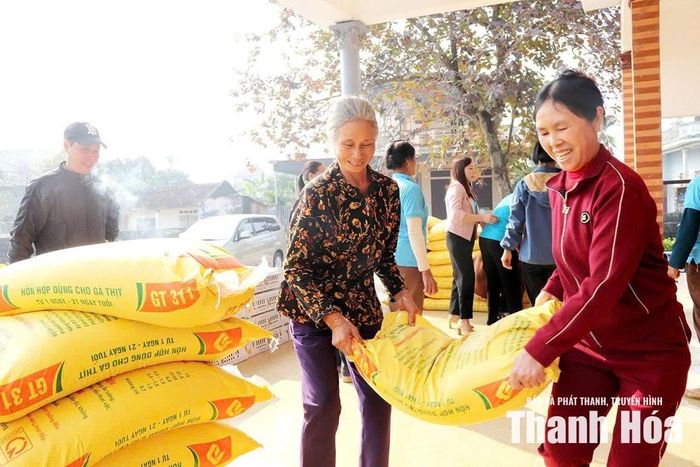 Hội viên, phụ nữ xã Thiệu Tiến phấn khởi nhận hỗ trợ con giống và thức ăn chăn nuôi của Hội LHPN tỉnh.