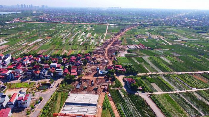 Chiều 1/7, Phó Chủ tịch UBND thành phố Hà Nội Bùi Duy Cường chủ trì cuộc họp, nghe báo cáo tình hình triển khai công tác chuẩn bị đầu tư, thực hiện đầu tư và giải phóng mặt bằng đối với 9 dự án cầu vượt sông Hồng, sông Đuống.