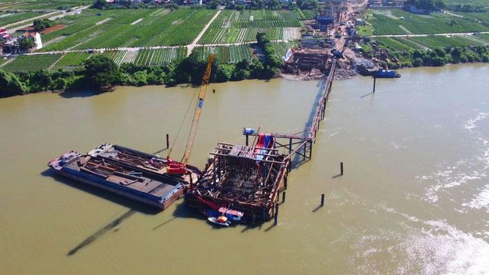 Dự án cầu Mễ Sở có tổng chiều dài khoảng 13,8 km, trong đó phần cầu vượt sông Hồng dài hơn 2 km, còn lại là hệ thống cầu dẫn và đường đầu cầu.
