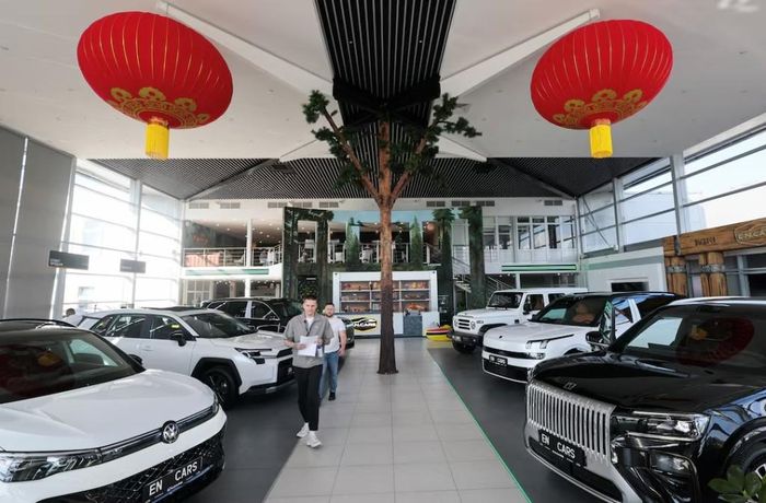 Những chiếc xe xếp dọc theo sàn trưng bày tại đại lý EN Cars ở Moscow, Nga. Ảnh: Reuters.
