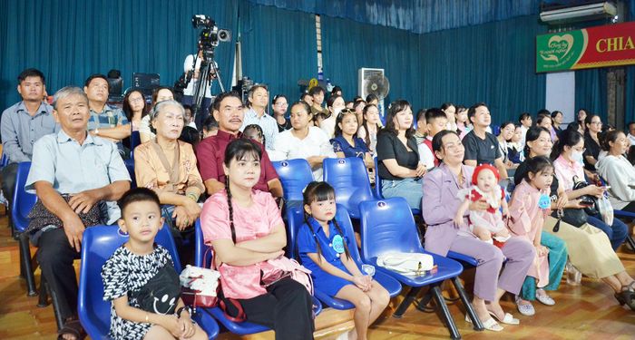 Đại biểu, thí sinh, phụ huynh thí sinh đến dự khai mạc vòng thi bán kết Cuộc thi "Em là phát thanh viên" lần thứ IV năm 2026.