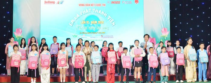 Ban Tổ chức Cuộc thi “Em là phát thanh viên” lần thứ IV tặng quà lưu niệm cho thí sinh.