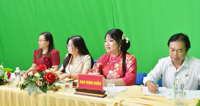 Ban giám khảo chấm điểm cho các thí sinh phần thi dẫn chương trình.
