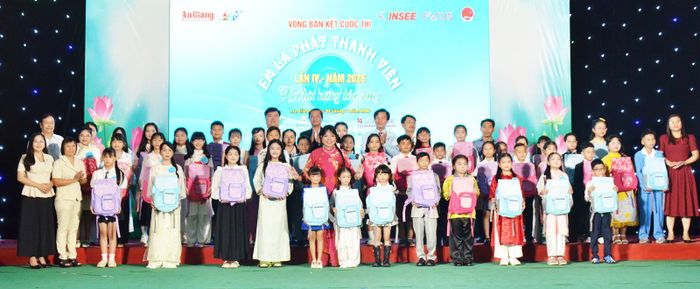 Ban Tổ chức Cuộc thi “Em là phát thanh viên” lần thứ IV chụp ảnh lưu niệm với thí sinh.