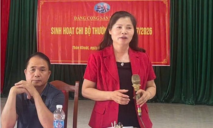 Phó Chủ tịch HĐND tỉnh Lâm Thị Hương Thành phát biểu tại buổi sinh hoạt Chi bộ thôn Khoát.
