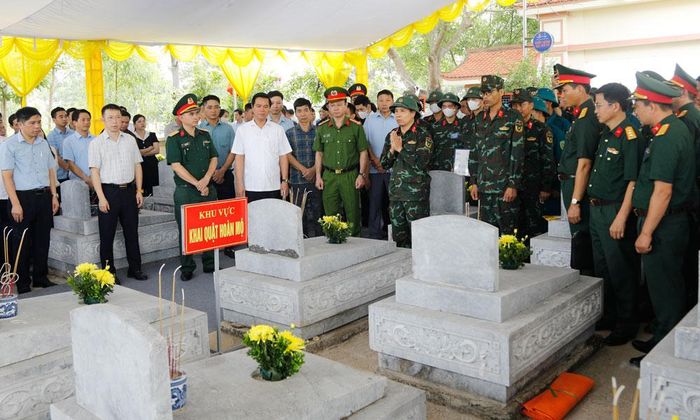 Phó Chủ tịch UBND tỉnh Lê Xuân Lợi và các đại biểu theo dõi bước lấy mẫu, số hóa thông tin liệt sĩ tại Nghĩa trang Liệt sĩ Tiền Phong.
