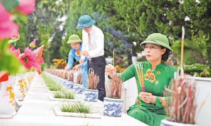 Đồng chí Nguyễn Thị Hương, Phó Bí thư Thường trực Tỉnh ủy, Trưởng Đoàn Đại biểu Quốc hội tỉnh và Đoàn công tác của tỉnh viếng Nghĩa trang Liệt sĩ Quốc gia Vị Xuyên (tỉnh Tuyên Quang), tháng 6/2026. Ảnh: Anh Hoàng.