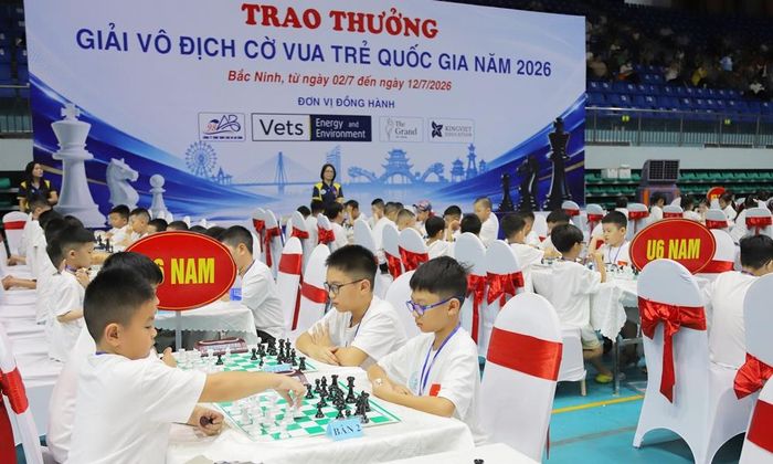 Các kỳ thủ tranh tài sau lễ khai mạc.
